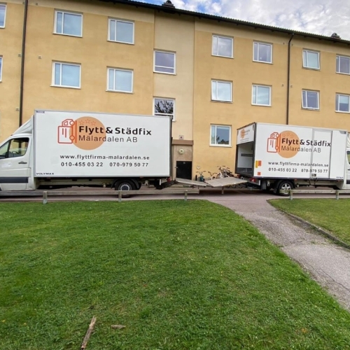 Två av våra flyttbilar
