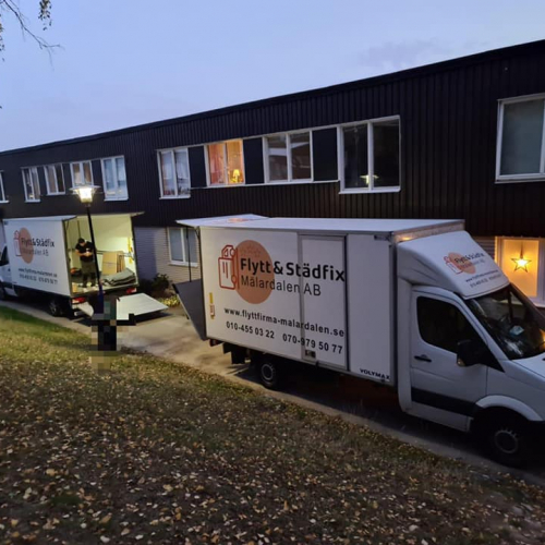 Flyttbil på väg från hus i avesta