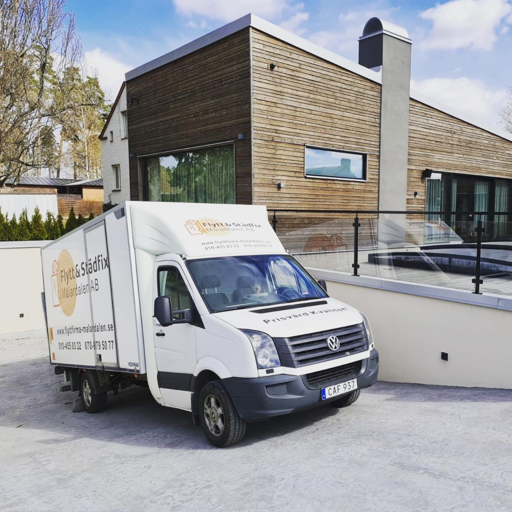Flytt & Städfix transportbil utanför bostad i sala