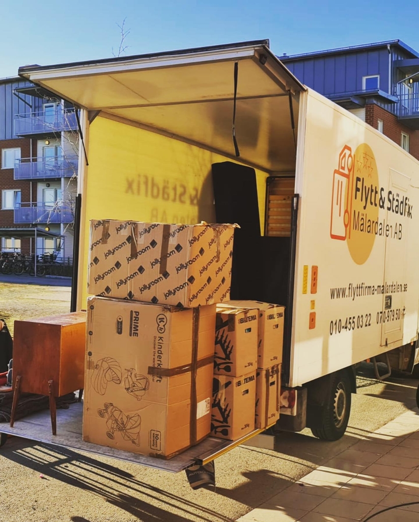 Lastad lastbil med flyttlådor på flaket