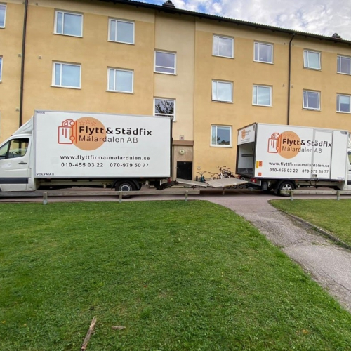 Två av våra flyttbilar