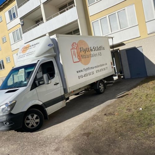 Flyttbil utanför bostad
