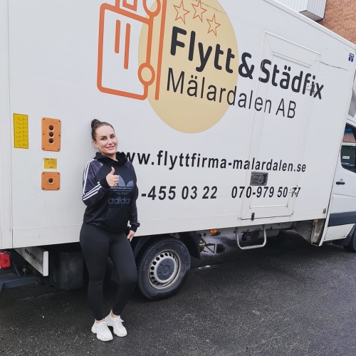 Flyttbil parkerad utanför köpcenter i Linköping