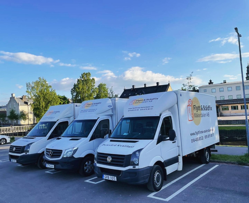 3 transportbilar på parkering