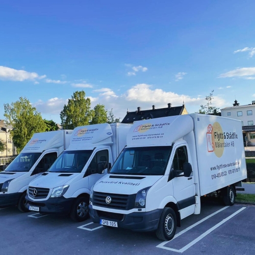 3 av våra flyttbilar parkerade på en stor parkering i Nyköping