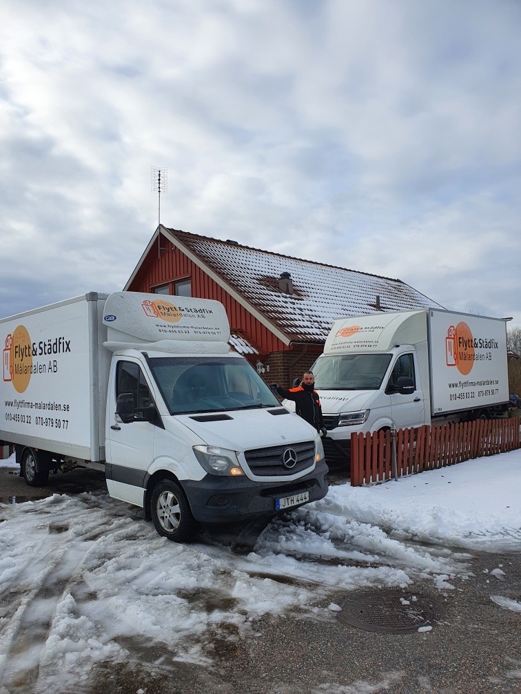 Flyttbilar utanför bostad i Lund