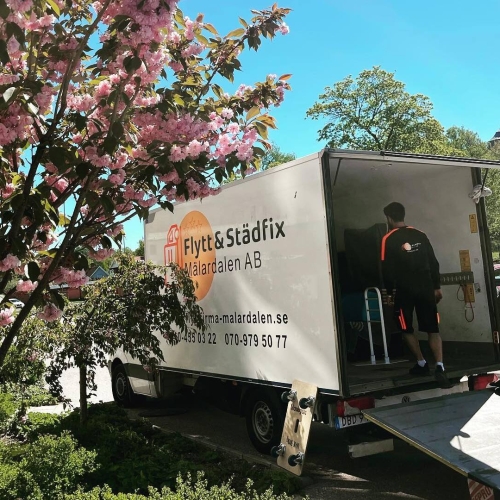 Flyttbil utanför bostad i Örebro
