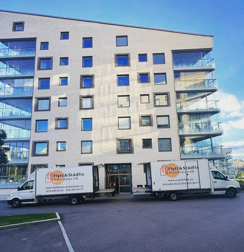 Två bilar utanför bostadshus