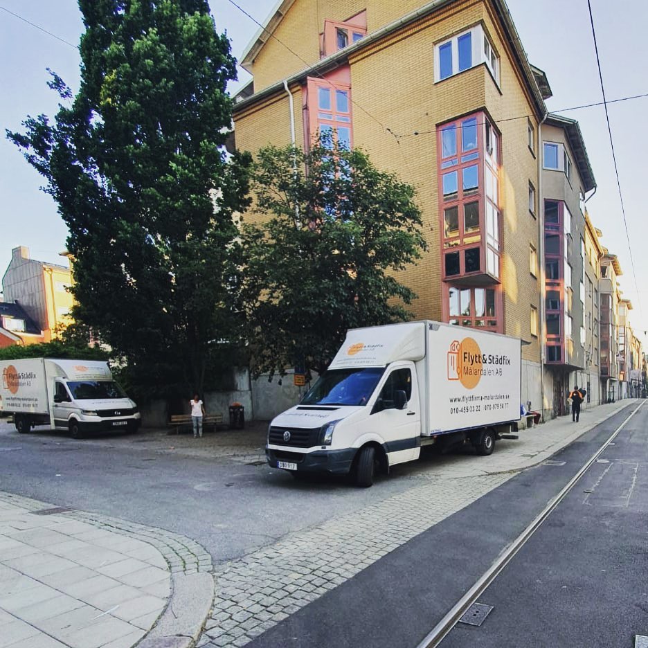 Två flyttbilar parkerade utanför lägenhet i Norrköping