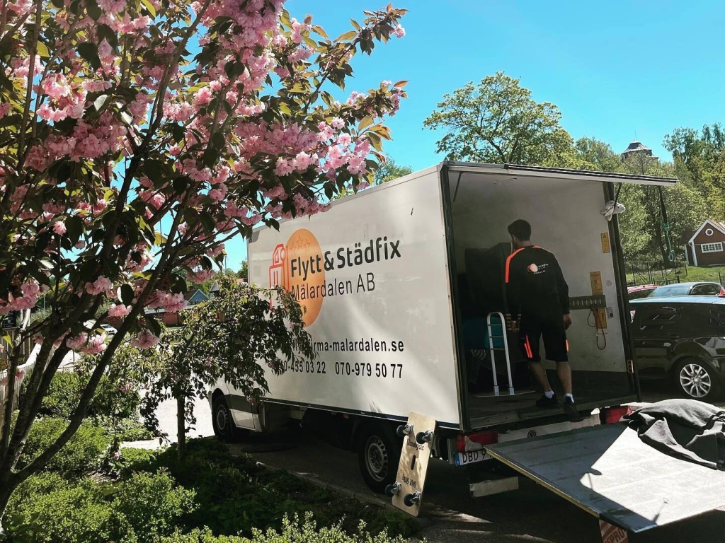 Flyttbil lastas i Gävle av två flyttgubbar