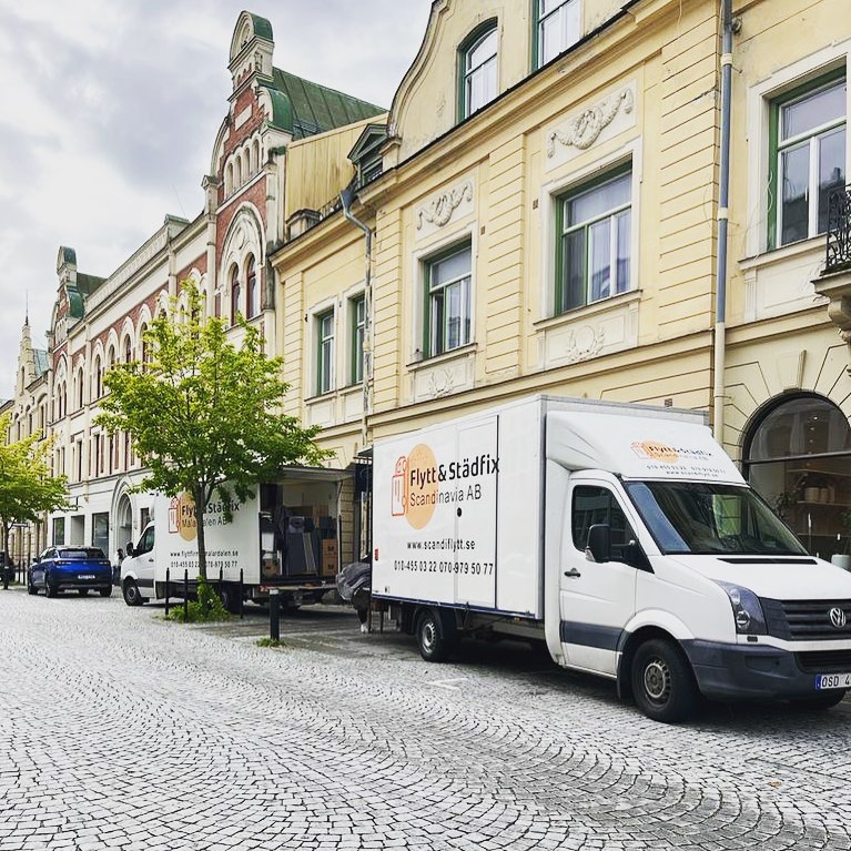 Flyttbil utanför bostadshus i Köping