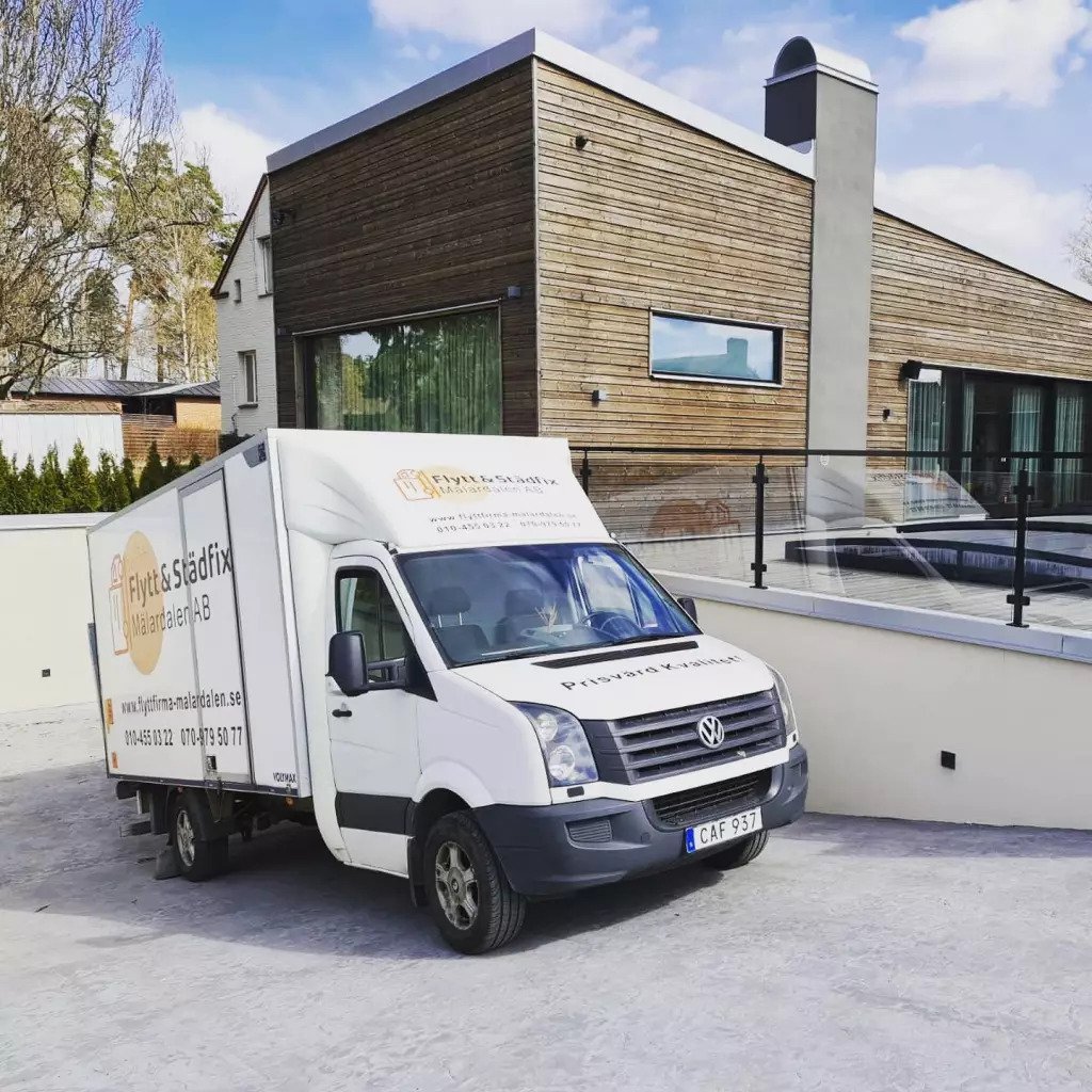Parkerad flyttbil redo att packas