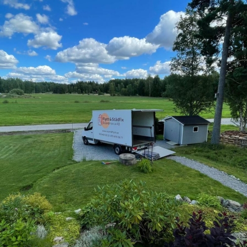 Flytt och städfix Mälardalen AB företagsbil avlastas utanför ett hus under en flytt.