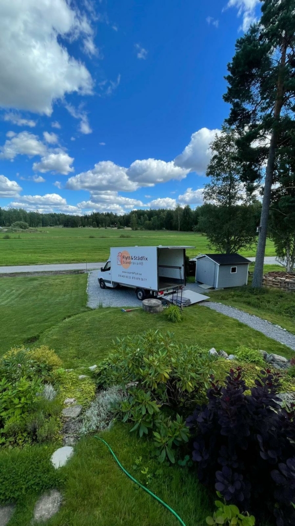 Flytt och städfix Mälardalen AB företagsbil avlastas utanför ett hus under en flytt.