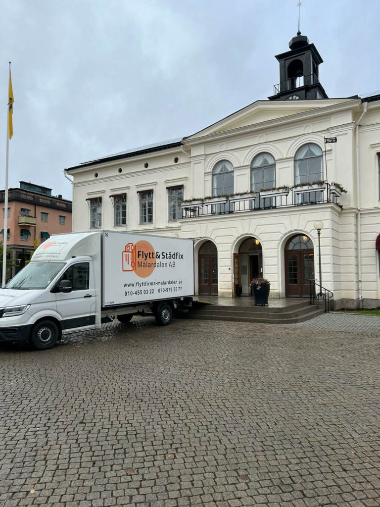 Flytt och städfix Mälardalen AB bil avlastas, förberedd för nästa uppdrag.