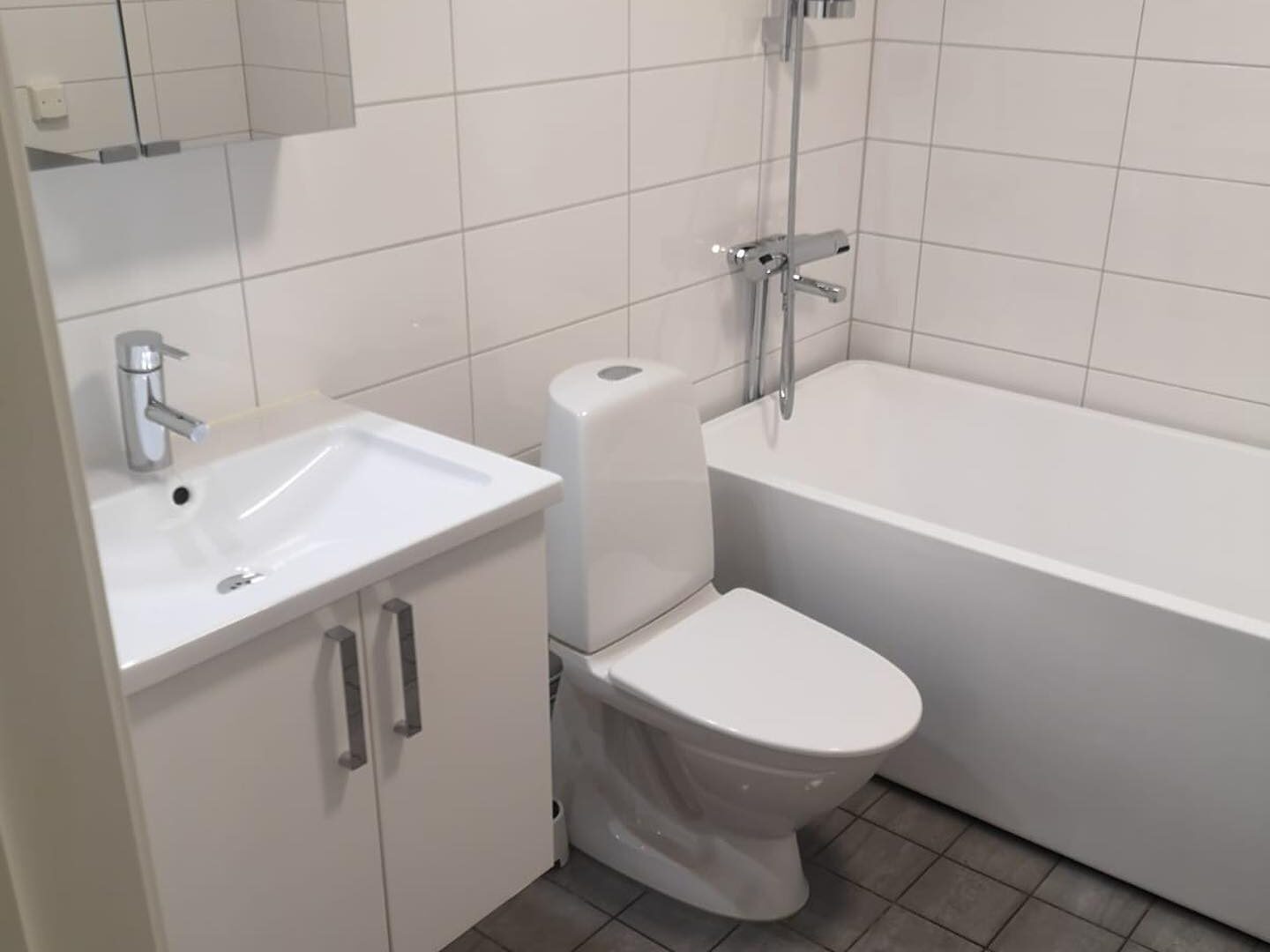 Rengöra  & Underhålla Kakelfogar: En Guide till Ett Fräscht Badrum