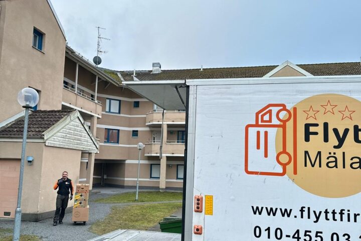 En medarbetare från Flytt och städfix Mälardalen AB avlastar en flyttbil under en flytt.