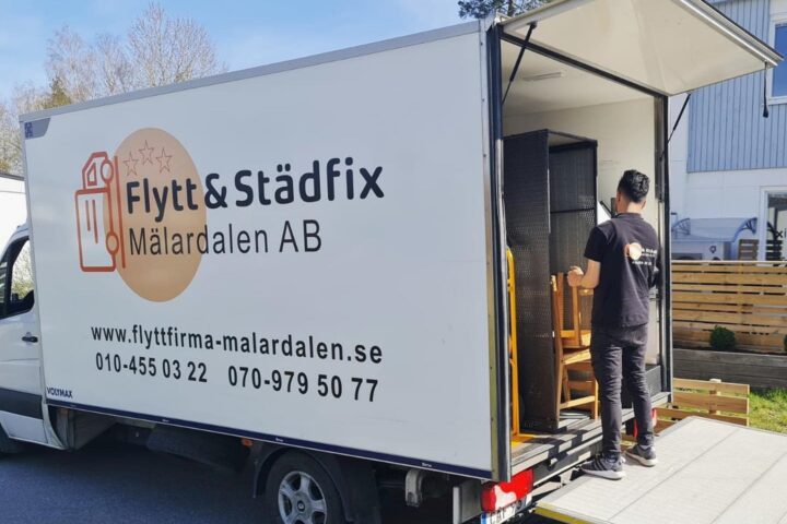 Lastning i flyttbil av en flyttgubbe