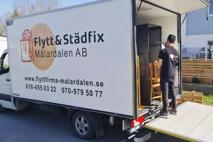 Loaded removal van from our moving company in Örebro